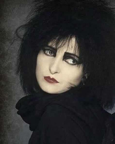 Siouxsie Sioux - I love Siouxsie so much 💘 Trad Goth Makeup, Makeup Zombie, Traditional Goth, Siouxsie And The Banshees, 80s Goth, Drag Make-up, Siouxsie Sioux, Goth Bands, Goth Music