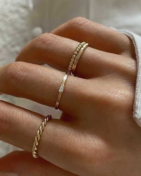 Gold Minimalist Jewelry, Ringe Gold, Jewelry Accessories Ideas, Classy Jewelry, Jewelry Essentials, Stacked Jewelry, Jewelry Lookbook, Hand Jewelry, Girly Jewelry