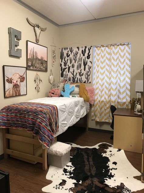 Dorm western cactus Western Dorm Room, Rustic Kids Rooms, Western Room Ideas, Reka Bentuk Bilik Tidur, Cowgirl Bedroom, Western Bedrooms, Western Room, Western Rooms, Western Bedroom Decor