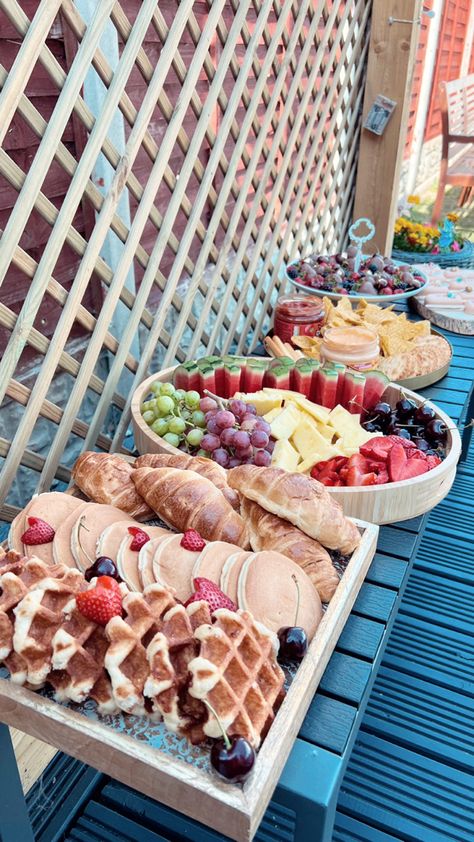 Pancake Brunch Boards, Waffle And Pancake Charcuterie Board, Breakfast Table Ideas Brunch Party, Fruit Bar Birthday Party, Pancake Platter Ideas, Birthday Party Breakfast Food, Picnic Hens Party, Bridal Shower Waffle Bar, Teen Birthday Brunch Ideas