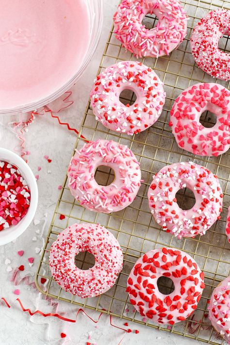 Valentine's Desert Ideas, Donuts Ideas Decoration, Donut Valentine Ideas, Cute Valentines Desserts, Mini Donuts Ideas, Valentines Donut, Donuts Aesthetic, Donut Decorating Ideas, Donut Calories