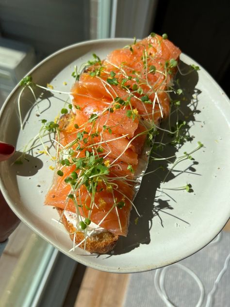 Smoked Salmon On Toast, Smoked Salmon Aesthetic, Smoked Salmon Dishes, Salmon Toast Breakfast, Smoked Salmon Lunch, Salmon Snacks, Salmon On Toast, Breakfast Salmon, Smoked Salmon Toast