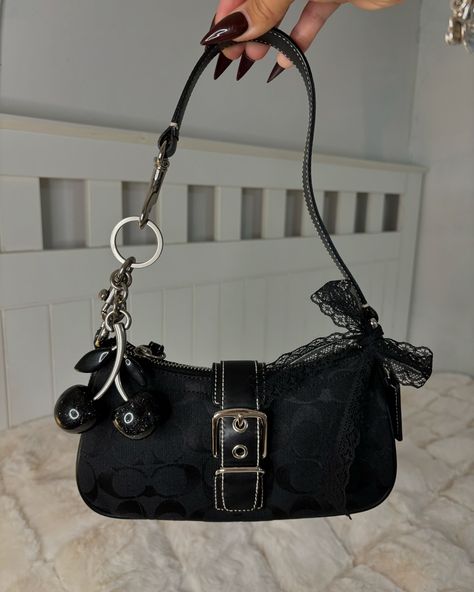 Coach Shoulder Bag Outfit, Coach Vintage Bag, Coach Bag Outfit, Black Shoulder Purse, Purses Coach, Black Coach Bag, Purse Aesthetic, Black Coach Purse, Shoulder Bag Outfit