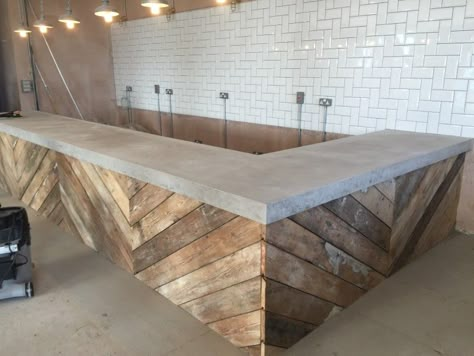 Concrete Bar Top Restaurant, Outdoor Countertop Ideas, Concrete Bar Top, Beer Spa, Concrete Bar, Bar Countertops, Home Bar Rooms, Nutrition Club, Basement Bar Designs