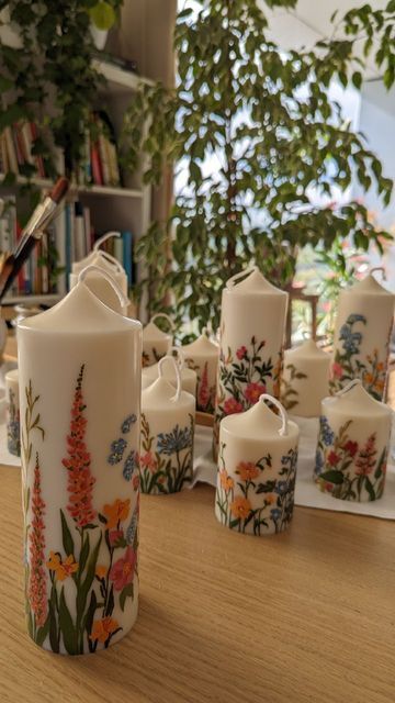 Painting With Candles, Painted Flower Candles, Cute Business Decor, Hand Painting Candles, Candle Painting Inspiration, Diy Candle Painting Ideas, Hand Painted Pillar Candles, Pillar Candle Painting, Cozy Party Ideas