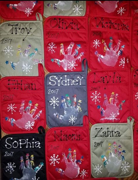 Parent gift - snowman handprint on dollarstore pot holder Christmas Present From Preschoolers To Parents, Prek Christmas Gifts To Parents, Holiday Gift To Parents From Students, Student Craft For Parents Christmas, Parent Crafts From Kids, Pot Holder Gift Ideas Christmas, Christmas Gift For Daycare Parents, Christmas Present For Parents Preschool, Christmas Gifts For Kids To Make Parents At School