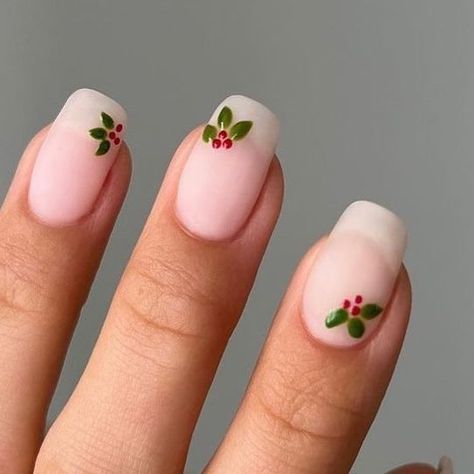 Holly Berry Nail Design, Holly Nails Design, Nail Art Design Christmas, Christmas Nails Decor, Christmas Nail Polish Designs, Mistletoe Nails Simple, Christmas Nail Decorations, Green Holly Nails, Christmas Holly Nail Art