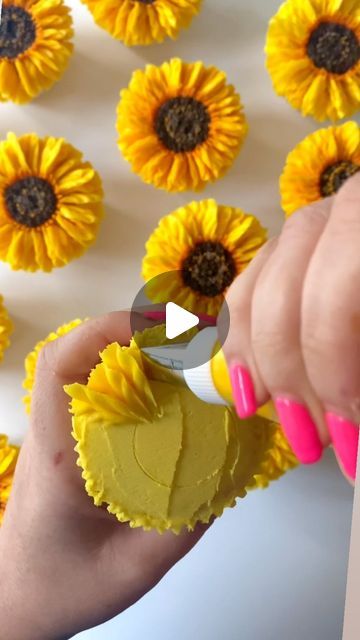 Sunflower Birthday Cakes, Butter Cream Flowers, Buttercream Flowers Tutorial, Cupcakes Flores, Sunflower Wedding Cake, Sunflower Cupcakes, Sunflower Cookies, Cupcake Videos, Frosting Flowers