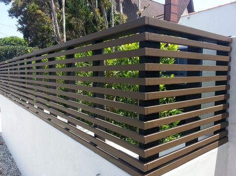 Modern Fences And Gates Front Yards, Front Balcony Grill Design Modern, Fence Grill Design Modern, Wood Fence Design Modern, Fence Horizontal Wood, Modern Balcony Grill Design Railings, Backyard Gate, Pagar Modern, Panel Fence