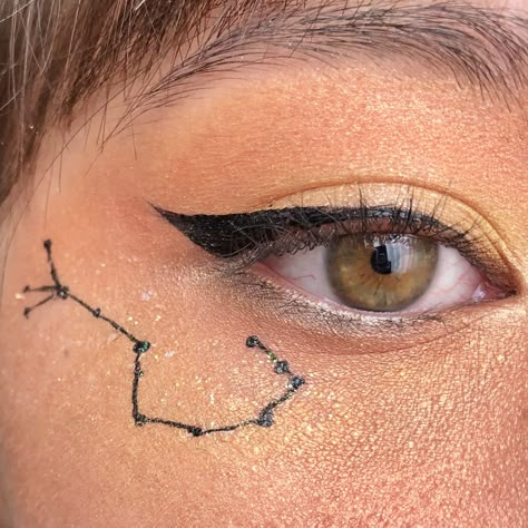 Moon Aesthetic Makeup, Moon Themed Makeup, Starry Eye Makeup, Space Themed Makeup Simple, Starry Night Makeup Look, Moon And Stars Costume, Star Themed Makeup, Moon Eye Makeup, Space Eye Makeup