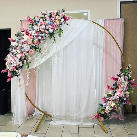 Round Backdrop Ideas With Flowers, Round Backdrop With Drapes, Backdrop For Parties, Backdrop Ideas Curtain, Round Backdrop With Curtain, Quince Photo Backdrop Ideas, Round Flower Backdrop, Curtain Backdrop With Flowers, 18th Birthday Flower Decorations