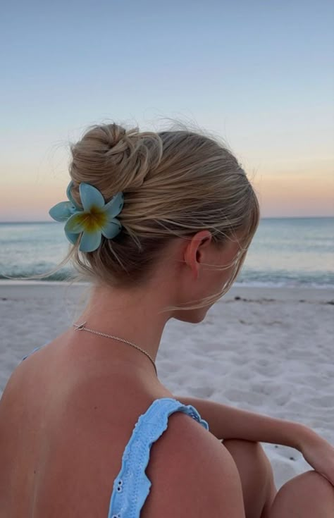 Hairstyles With Hawaiian Flower, Beach Hair Color, Beach Blonde Hair, Easy Beach Hairstyles, خواتم خطوبة, Dunner Wordend Haar, Beachy Hair, Vacation Hairstyles, Clip Hairstyles