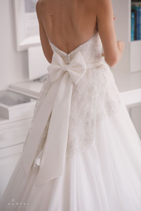 Bow In The Back Of Wedding Dress, Wedding Dresses With Big Bows On Back, Strapless Wedding Dress With Bow In Back, Strapless Wedding Dress With Bow Tie Back, Wedding Dress Huge Bow, Plain Wedding Dress, Wedding Dress Backs, Bow Wedding Dress, Wedding Dress Styles