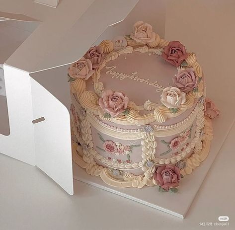 Pink Birthday Sheet Cake For Women, Girly Vintage Cakes, Old Money Birthday Cake, Vintage Cake Simple, Pretty Cakes Aesthetic, Old Cake Design, Cake Vintage Aesthetic, Aesthetic Cakes Birthday, Flower Cake Aesthetic