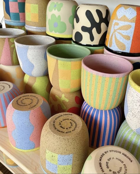 Ceramic Cafe, Painted Pots Diy, Keramik Design, Pottery Inspo, Pottery Classes, Pottery Crafts, Diy Pottery, Ceramics Pottery Art, Ceramics Ideas Pottery