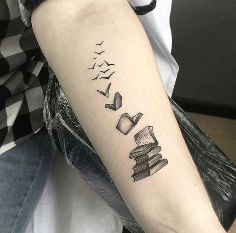 Dövme Writer Tattoo, Bookish Tattoos, Petit Tattoo, Literary Tattoos, Disney Tattoo, Love Books, Book Tattoo, Tattoos For Daughters, Tattoo Model