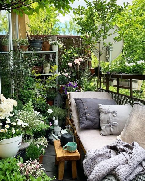 Garden Apartment Balcony, Balcony Apartment Decor, Small Space Balcony, Apartment Garden Balcony, Garden Small Space, Garden Ideas Balcony, Balcony Garden Diy, Balcony Apartment, Design Balcony