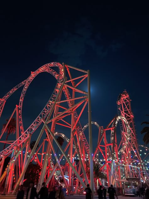 Pink Roller Coaster, Dark Amusement Park Aesthetic, Rollacoaster Aesthetic, Carnival Roller Coaster, Knotts Berry Farm Photo Ideas, Roller Coasters At Night, Amusement Park Aesthetic Rollercoaster, Six Flags At Night, Couple On Roller Coaster