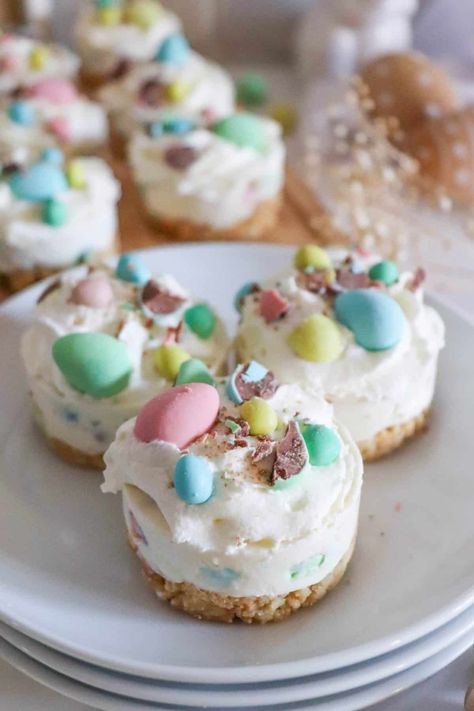 Easter Mini Cheesecakes, Cadbury Mini Egg Recipes, Easter Cheesecakes, Mini Egg Recipes, Cheesecake Deserts, Dessert For Easter, Sunday Dessert, Easter Cheesecake, Cadbury Mini Eggs