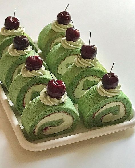 Cream Cake Ideas, Rolled Cakes, Matcha Roll Cake, Whipped Cream Cake, Whipped Cream Cakes, Green Desserts, Matcha Cake, Roll Cakes, 귀여운 음식 그림