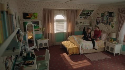 Betty Cooper Bedroom, 80s House Interior Bedrooms, 2001 Bedroom, 1980s Bedroom Aesthetic, Riverdale Bedroom, Clarice Bean, 80s Teen Bedroom, 80s House Interior, 80’s Bedroom