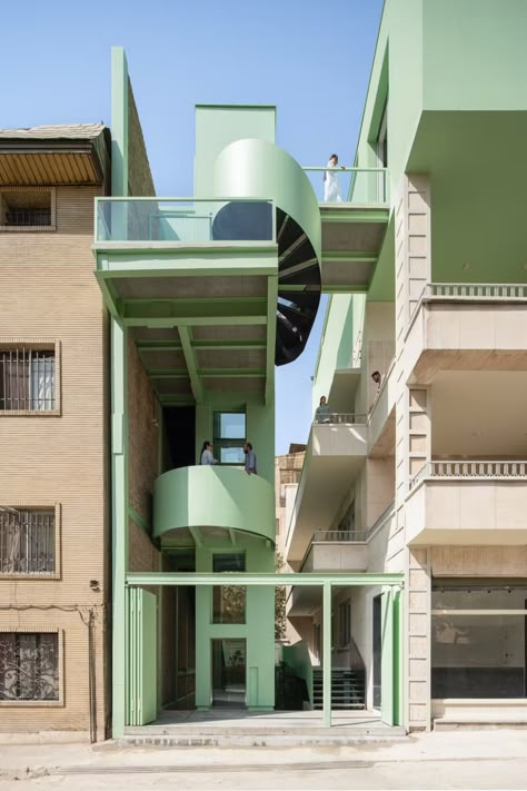 Housing Projects Architecture, Layers Architecture, Mezzanine Balcony, Colored Architecture, Stairs Building, Facade Design Architecture, Rooftop House, Ramps Architecture, Arch Building