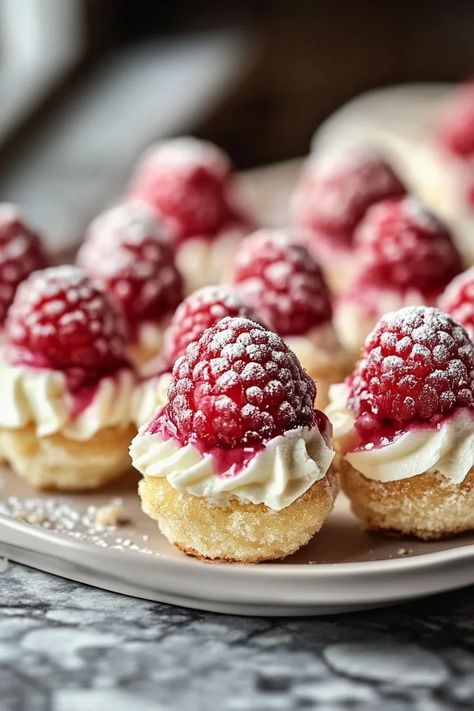 Delicious Raspberry Cream Cheese Bites – An Easy, Elegant Dessert Raspberry Cream Cheese Bites, Raspberry Treats, Mini Bites Desserts, Veggie Apps, Raspberry Bites, Raspberry Cream Puff, Bites Desserts, Cream Cheese Bites, Finger Desserts