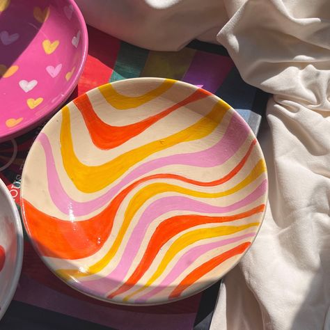 Painted Cereal Bowl, Pottery Bowl Art, Groovy Pottery Painting, Wavy Bowl Pottery, Jewlery Dish Painting Ideas, Funky Pottery Painting Ideas, Ceramic Painting Ideas Easy Plates, Painted Clay Bowls, Abstract Painted Pottery