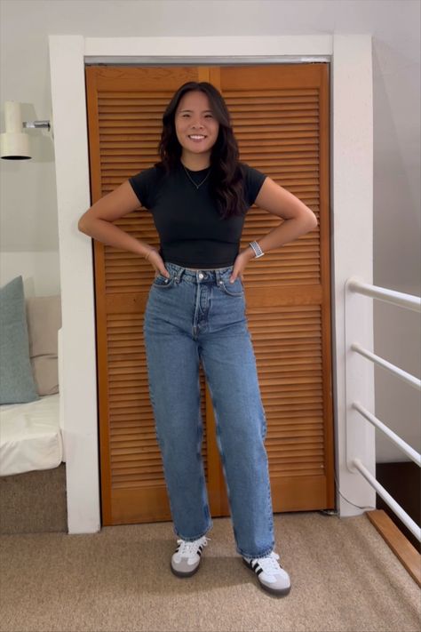 High Rise Tapered Jeans Outfit, Ootd Jeans High Waist, Outfits With Mom Jeans For School, Super High Waisted Jeans Outfit, High Waist Straight Leg Jeans Outfit, High Waist Jeans Outfit Ideas, High Wasted Jean Outfits, Straight Fit Jeans Outfit Women, Tapered Jeans Women Outfit