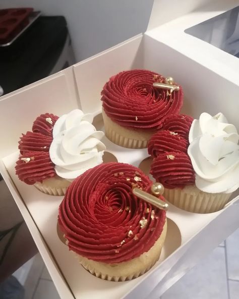 Red And White Swirl Cupcakes, Wilton 6b Tip Cupcakes, White And Red Cupcakes, Red Velvet Cupcake Decorating Ideas, Red Velvet Cupcakes Decoration, Red And Gold Cupcakes, Chocolate Covered Ideas, Aggie Ring Day, Fun Baking Ideas