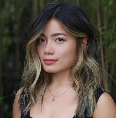 Black Hair with Blonde Money Pieces Balayage Hair Ideas, Balayage Long Hair, Black Hair Balayage, Hair Color Underneath, Hair Adviser, Hair Color Streaks, Money Piece, Balayage Hair Dark, Hair Streaks