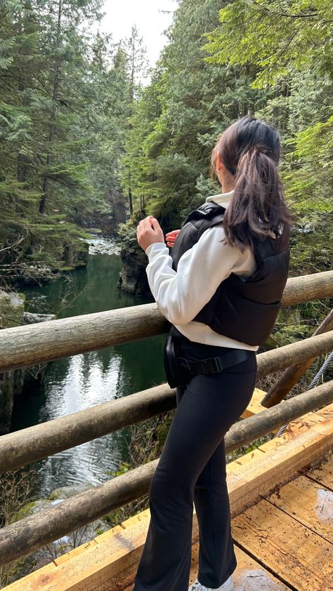 College Outfits Canada Summer, Woods Outfit Aesthetic, Vancouver Hiking Outfit, Hicking Outfits Aesthetic, Coastal Hiking Outfit, Vancouver Island Outfit, Canadian Spring Outfits, Granola Date Outfit, Canadian Outfits Summer