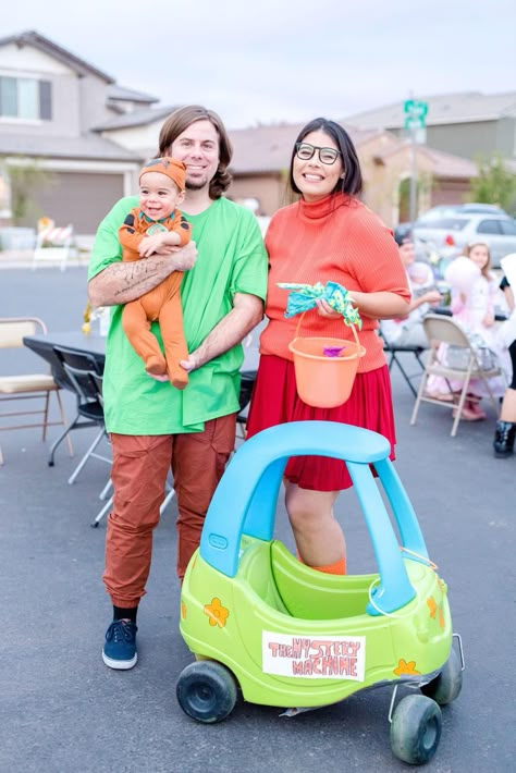 Family Costumes Scooby Doo, Scooby And Scrappy Doo Costumes, Scooby Family Costume, 90s Family Costume Ideas, Baby Scooby Doo Costume, Scooby Doo Family Costumes Halloween, Scrappy Doo Costume, Scooby Doo Family Costumes, Parents And Baby Halloween Costumes