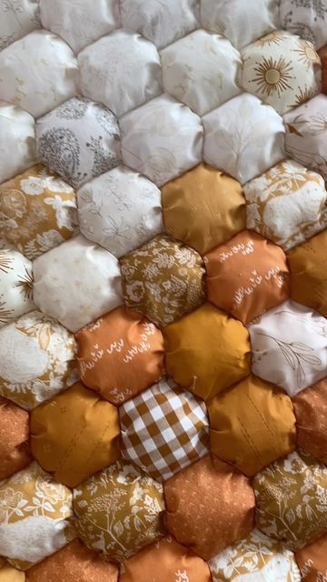 Hexie Puff Quilt, Hand Sew Hexagon Quilt, Hexagon Puff Quilt, Puff Quilts Ideas, Puff Quilts For Beginners, Quilting Aesthetic, Diy Puff Quilt, Bubble Quilts, Blanket Nest