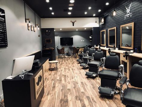 All Black Barbershop, Mens Barbershop Interior Design, Barber Shop Decor Modern Luxury, Barbershop Color Ideas, Modern Barbershop Interior, Barbershop Setup Ideas, Black Barbershop Design, Black And Gold Barbershop, Mens Salon Interior Design