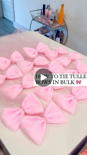 Tulle Bows Diy Christmas, Diy Bow Decorations, Tulle Bows Diy, Tying Hacks, Tule Bows, Bow Backdrop, Paper Bows Diy, Bow Tying, Tulle Decorations