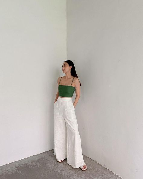 White Palazzo Pants Outfit, Tita Outfit Ideas, Tita Fits, Bali Outfits, Corduroy Outfit, Palazzo Pants Outfit, Ootd Idea, White Palazzo Pants, Casual Brunch Outfit