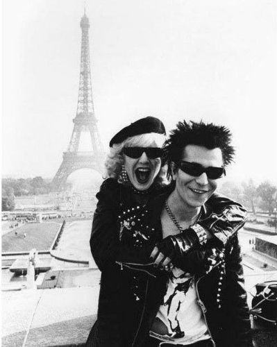 Sid Vicious & Nancy Spungen In Paris, Hotel de Ville (1970s) #SexPistols #shades Chloe Webb, Sid Vicious Nancy, Nancy Spungen, Sid And Nancy, Sid Vicious, Charlotte Rampling, Arte Punk, Gary Oldman, I'm With The Band