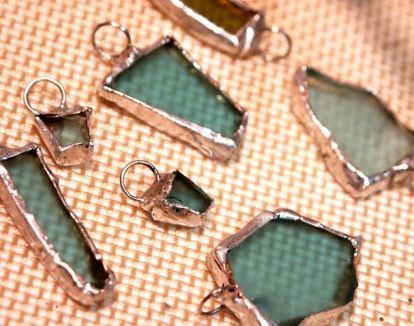 How do you "foil wrap" beach glass or raw gemstones? I have seen this look everywhere, even on coasters. I love it, and need to know how to make it! Glass Soldering, Glass Pendent, Hantverk Diy, Broken China Jewelry, Stained Glass Jewelry, Beachglass Jewelry, Soldering Jewelry, Sea Glass Crafts, Jewelry Techniques