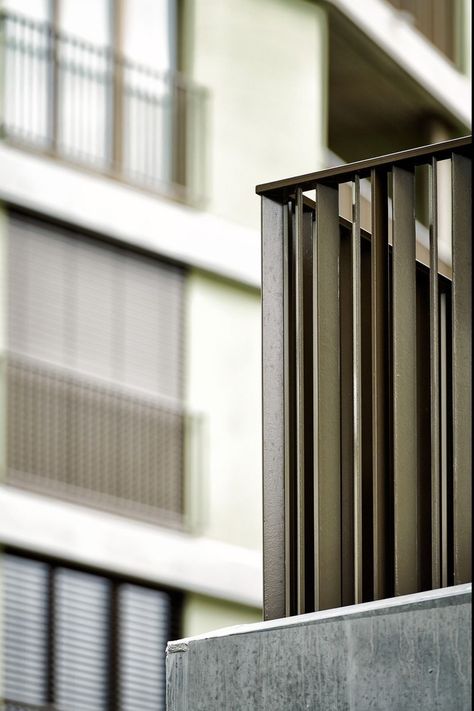 Balcony Handrail Design, Modern Exterior Railing, Ms Railing Design Balcony, Modern Railing Outdoor, Outdoor Railing Design, Metal Railings Outdoor, Modern Balcony Railing, Balcony Railing Design Modern, Metal Balcony Railing