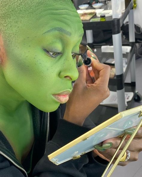 Wicked Movie News on X: "The Greenification of Cynthia Erivo as Elphaba 💚Thread✨ #WickedMovie https://t.co/rLrPYsHZ59" / X Elphaba Makeup, Wicked Makeup, Elphaba Thropp, The Wiz Musical, Elphaba Wicked, Movie Behind The Scenes, Costume Ideas Diy, Wicked Elphaba, The Wicked Witch Of The West