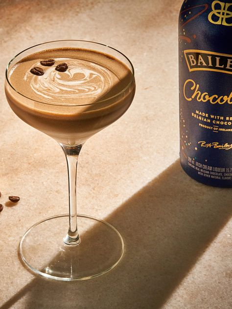 Baileys Chocolate Mocha Martini | Baileys US Baileys Martini, Chocolate Martini Recipe, Baileys Cocktails, Baileys Drinks, Thirsty Girls, Coffee Popsicles, Chocolate Baileys, Christmas Drinks Recipes, Baileys Recipes