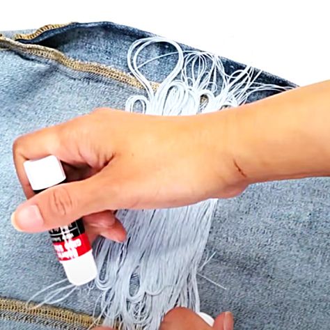 How To Make A Thread Jean Patch - Tread Technique Decorative Jean Patch - Sew Your Jeans - DIY Fashion Ideas How To Put Patches On Jeans, How To Make Patched Jeans, How To Add Patches To Jeans, Patch Holes In Jeans, Patched Jeans Diy Ideas, Patch Placement Ideas, Diy Jean Patches Ideas, Jean Hole Patch Ideas, Patch Jeans Diy Tutorials