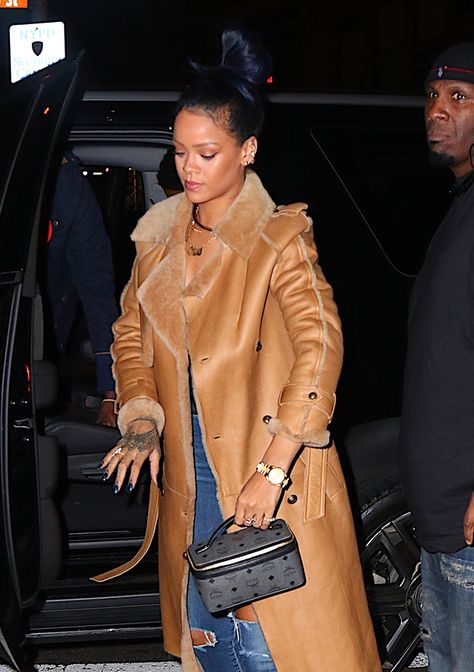 Rihanna-MCM-Cosmetics-Case Mcm Outfit Women, Mcm Bag Outfit Fashion Looks, Mcm Bag Outfit, Celebrity Bags, Boston Outfits, Mcm Bags, Rihanna Style, Winter Fits, Baddie Outfits