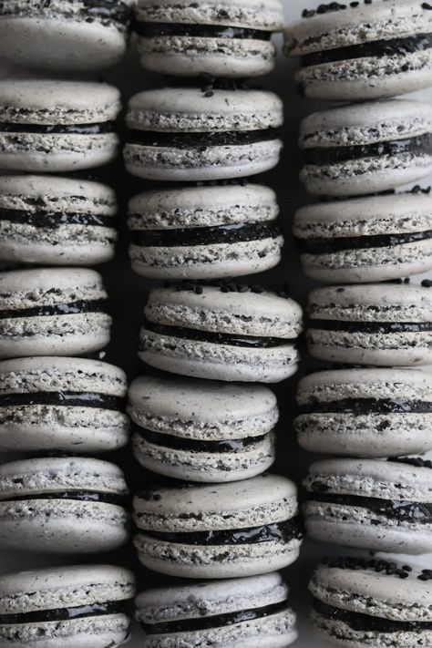 Black Sesame Buttercream, Colored Macarons, Sesame Dessert, Black Sesame Dessert, Black White Food, Black Dessert, Macarons Macaroons, Macaron Flavors, Grey Aesthetic