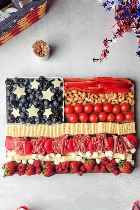 Be super patriotic with this 4th of July Charcuterie Board! Use red, white and blue foods to create an American Flag Charcuterie Board that will "WOW" party guests! American Themed Party Food, Flag Charcuterie Board, American Flag Food, American Food Party, Olympic Party Food, 4th Of July Charcuterie Board, America Themed Party, Blue Foods, American Themed Party