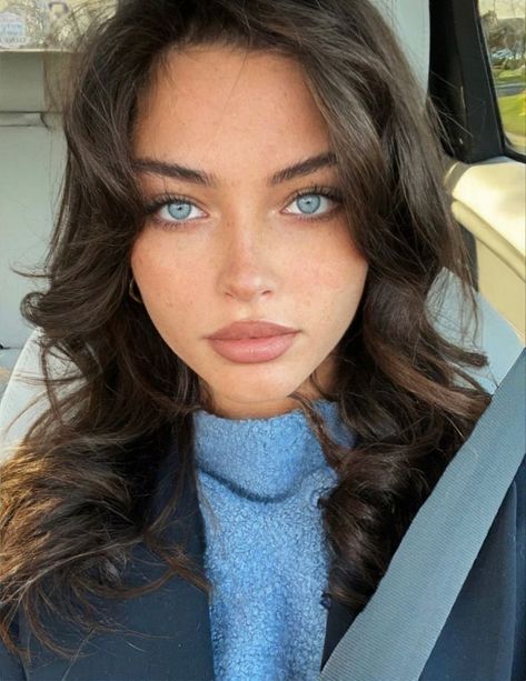 Brown Hair Blue Eyes Girl, Sydney Melman, Blue Eyes Aesthetic, Estilo Zendaya, No Make Up Make Up Look, Dark Hair Blue Eyes, Brunette Blue Eyes, Woman With Blue Eyes, Brown Hair Green Eyes