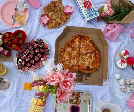 Galentines Picnic Food Ideas, Picnic Food Ideas Valentines Day, Valentine’s Picnic, Valentine’s Day Picnic Ideas, Galentines Picnic Ideas, Galentines Picnic Aesthetic, Picnic San Valentin, Valentines Day Picnic Ideas, Picnic Valentines Day