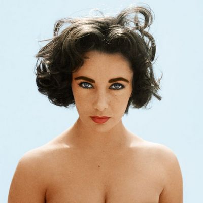 Elizabeth Taylor by Richard Avedon Oud Hollywood, Jane Russell, Magazine Article, Gene Kelly, Mae West, Violet Eyes, Vintage Versace, Richard Avedon, Actrices Hollywood