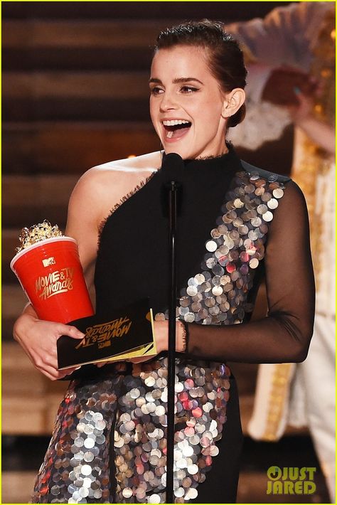 Emma Watson Wins Best Actor at MTV Awards, Celebates Diversity in Acceptance Speech (Video) Winning Award, Night In New York, Adam Devine, Actor Award, Famous Lifestyle, Photo Emma Watson, Photo Star, Mtv Awards, Laura Dern